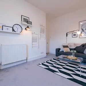 stylish-and-comfortable-city-centre-apartment.edinburghhotelsuk.org/