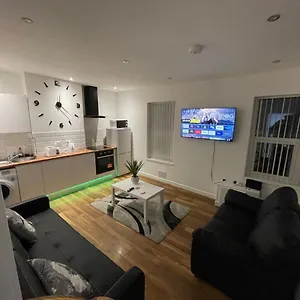 stunning-2-bed-apartment-close-to-cardiff-central.cardiffhotelswales.com/