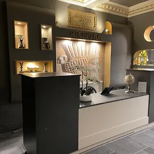 Cyrus Hotel